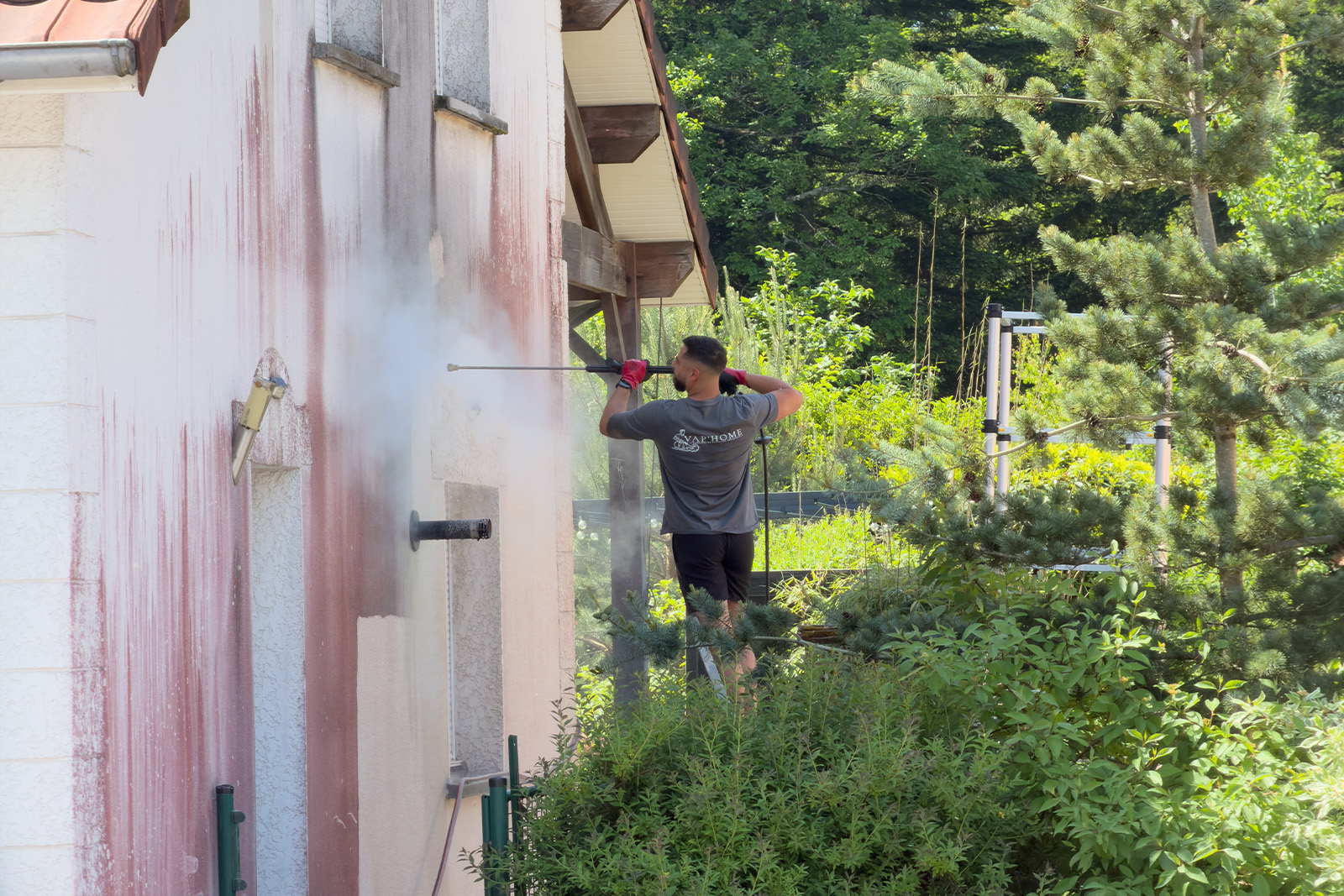 Hydrofuge : à quoi ça sert vraiment après un nettoyage de façade ou de toiture ?